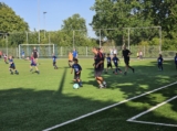 Laatste training S.K.N.W.K. JO8-1 (partijtje tegen de ouders) van maandag 2 juni 2025 (96/123)